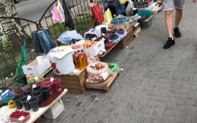 Запорожцы нашли на рынке «криминальный» товар (ФОТО) Фото № 2 Запорожцы нашли на рынке «криминальный» товар (ФОТО) Фото № 2