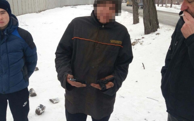 В Запорожье задержали вооруженного преступника (ФОТО) Фото № 3 В Запорожье задержали вооруженного преступника (ФОТО) Фото № 3