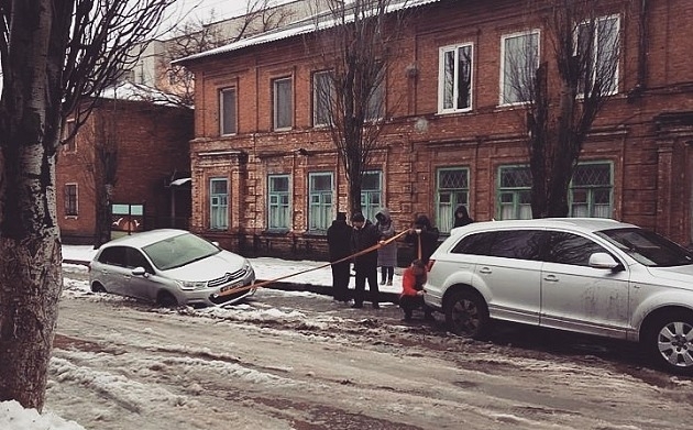 Фотофакт: В Запорожской области автомобили застряли в грязи Фото № 3 Фотофакт: В Запорожской области автомобили застряли в грязи Фото № 3