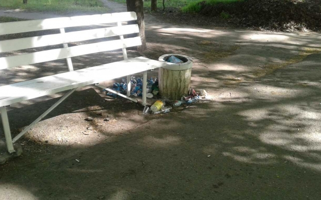 Жители Запорожской области изрядно насвинячили в городском парке (ФОТО) Фото № 4 Жители Запорожской области изрядно насвинячили в городском парке (ФОТО) Фото № 4