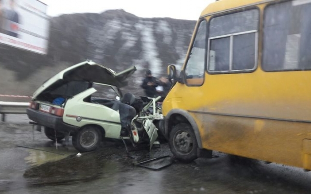 В сети появилась подборка самых крупных аварий с маршрутками в Запорожье (ФОТО) Фото № 4 В сети появилась подборка самых крупных аварий с маршрутками в Запорожье (ФОТО) Фото № 4