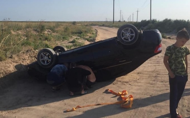 В Кирилловке автомобиль лежал на крыше (ФОТО) Фото № 1 В Кирилловке автомобиль лежал на крыше (ФОТО) Фото № 1