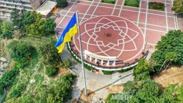 В Мелитополе установили флагшток с украинским флагом высотой 36 метров Фото № 0 В Мелитополе установили флагшток с украинским флагом высотой 36 метров Фото № 0