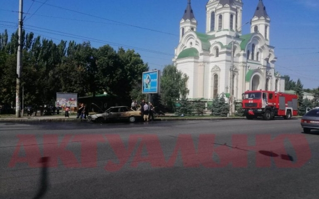 В Запорожье на Базарной горел автомобиль: В сети появилось фото и видео с места происшествия Фото № 0 В Запорожье на Базарной горел автомобиль: В сети появилось фото и видео с места происшествия Фото № 0