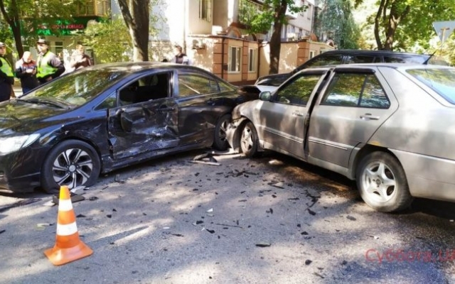 В Запорожье на перекрестке серьезное ДТП: Фрагменты кузовов автомобилей разбросаны по дороге (ФОТО) Фото № 1 В Запорожье на перекрестке серьезное ДТП: Фрагменты кузовов автомобилей разбросаны по дороге (ФОТО) Фото № 1