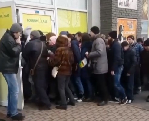 В Запорожье горожане устроили ажиотаж под дверьми секонд-хенда (ВИДЕО) Фото № 0 В Запорожье горожане устроили ажиотаж под дверьми секонд-хенда (ВИДЕО) Фото № 0
