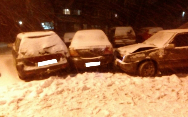 Пьяный водитель снес на пути припаркованные автомобили (ФОТО) Фото № 1 Пьяный водитель снес на пути припаркованные автомобили (ФОТО) Фото № 1