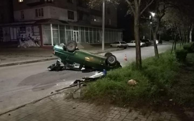 В Запорожье легковушка перевернулась на крышу, пострадала девушка (ФОТО) Фото № 1 В Запорожье легковушка перевернулась на крышу, пострадала девушка (ФОТО) Фото № 1
