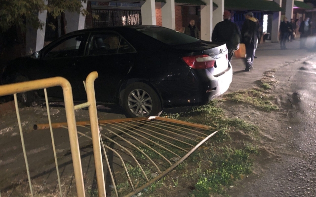 В Бердянске из-за открытого люка автомобиль въехал в остановку (ФОТО) Фото № 2 В Бердянске из-за открытого люка автомобиль въехал в остановку (ФОТО) Фото № 2