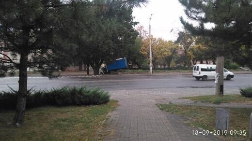 В Запорожье грузовик вылетел с дороги (ФОТО) Фото № 4 В Запорожье грузовик вылетел с дороги (ФОТО) Фото № 4
