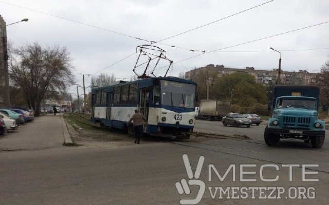 В центре Запорожья автохам заблокировал движение трамваев (ФОТО) Фото № 3 В центре Запорожья автохам заблокировал движение трамваев (ФОТО) Фото № 3