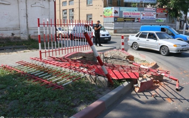 Под Запорожьем автомобиль на полном ходу Под Запорожьем автомобиль на полном ходу