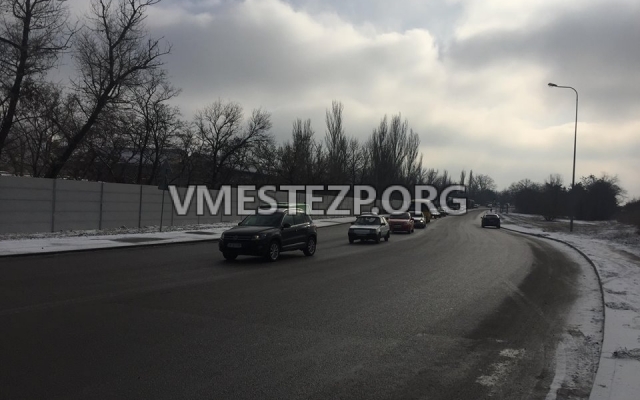 На въезде на мост перевернулся грузовик с бетонными плитами, движение затруднено (ФОТО) Фото № 0 На въезде на мост перевернулся грузовик с бетонными плитами, движение затруднено (ФОТО) Фото № 0
