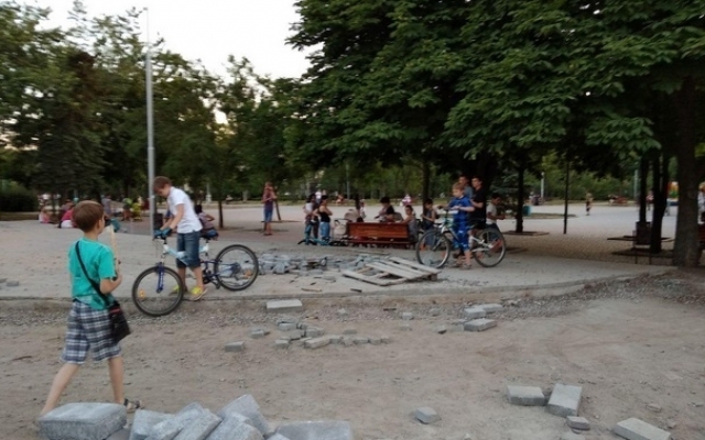 В Запорожье дети поиздевались над еще не уложенной брусчаткой (ФОТО) Фото № 3 В Запорожье дети поиздевались над еще не уложенной брусчаткой (ФОТО) Фото № 3