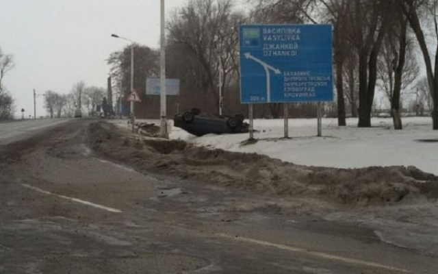 Под Запорожьем опасное ДТП: авто перевернулось на крышу Фото № 0 Под Запорожьем опасное ДТП: авто перевернулось на крышу Фото № 0