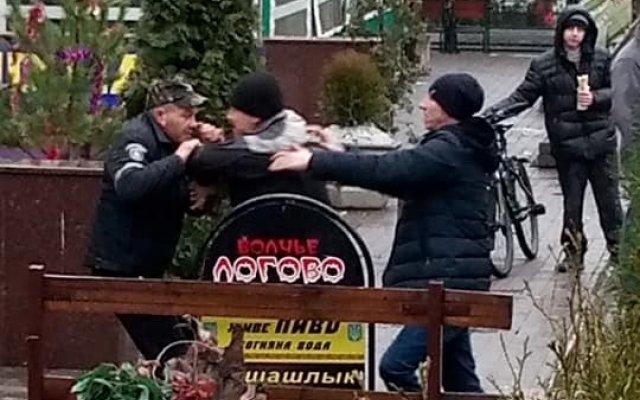 В центре Запорожья произошла массовая драка (ФОТО) Фото № 9 В центре Запорожья произошла массовая драка (ФОТО) Фото № 9