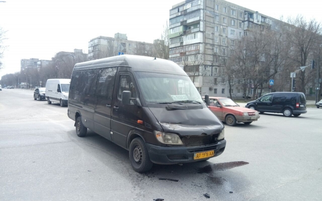 В Запорожье маршрутка столкнулась с грузовиком (ФОТО) Фото № 1 В Запорожье маршрутка столкнулась с грузовиком (ФОТО) Фото № 1