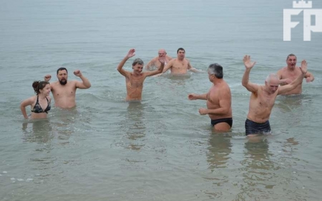 Запорожские моржи праздновали Запорожские моржи праздновали