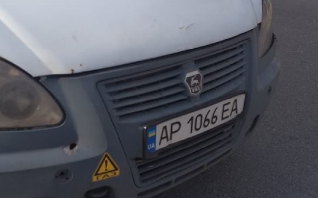 По Запорожью ездит маршрутка с метровой трещиной в полу (ФОТО) Фото № 3 По Запорожью ездит маршрутка с метровой трещиной в полу (ФОТО) Фото № 3