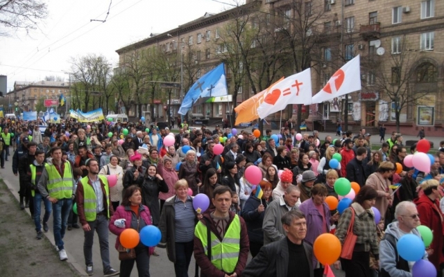 В центре Запорожья прошло массовое шествие христиан Фото № 5 В центре Запорожья прошло массовое шествие христиан Фото № 5
