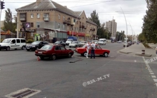 В Запорожской области не разминулись две легковушки (ВИДЕО) Фото № 0 В Запорожской области не разминулись две легковушки (ВИДЕО) Фото № 0