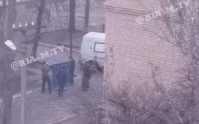 В Запорожской области средь бела дня распилили детскую площадку ВИДЕО) Фото № 0 В Запорожской области средь бела дня распилили детскую площадку ВИДЕО) Фото № 0