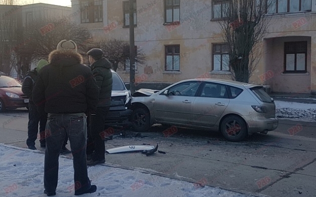 В сети появилось видео лобового столкновения В сети появилось видео лобового столкновения
