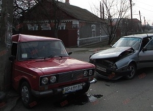 Фотофакт: На дороге столкнулись Audi и ВАЗ Фото № 0 Фотофакт: На дороге столкнулись Audi и ВАЗ Фото № 0