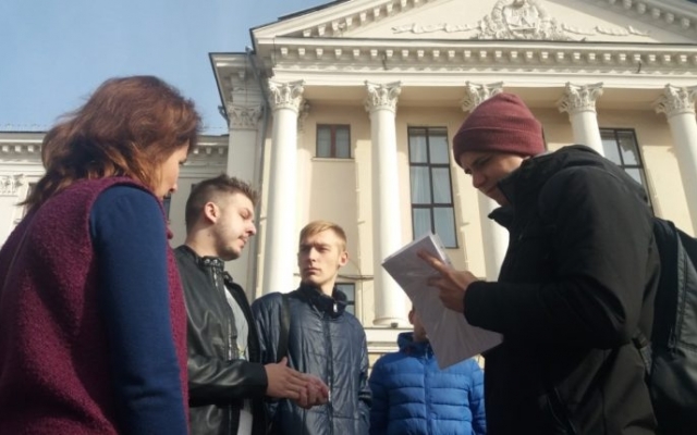 Митинговать против повышения цены на проезд пришло порядка 20 человек Фото № 0 Митинговать против повышения цены на проезд пришло порядка 20 человек Фото № 0