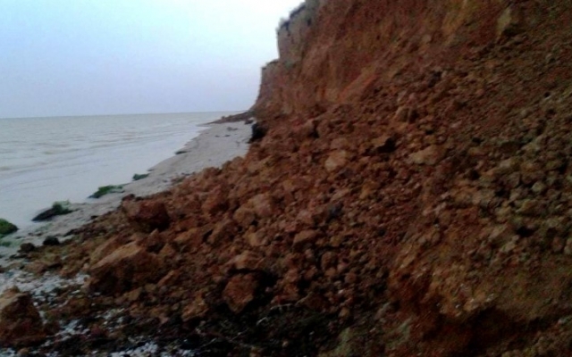В курортной зоне Запорожья в море обрушилась часть береговой линии (ФОТО) Фото № 1 В курортной зоне Запорожья в море обрушилась часть береговой линии (ФОТО) Фото № 1