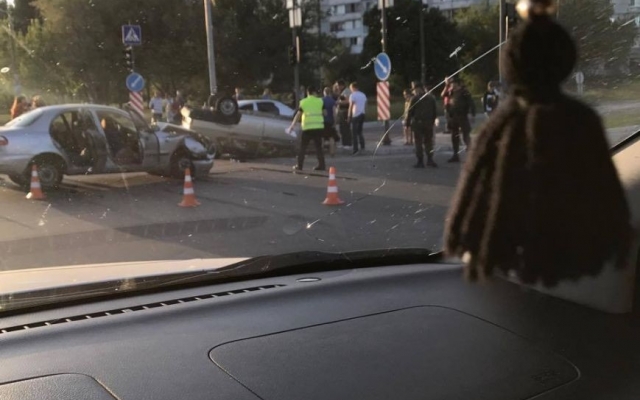 Фото: две аварии на запорожской Набережной, одно авто вверх колесами Фото № 1 Фото: две аварии на запорожской Набережной, одно авто вверх колесами Фото № 1