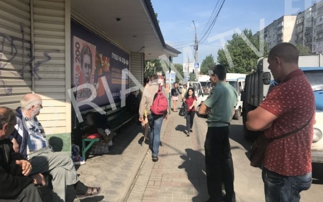 Коммунальщики разобрались с бомжами, которые устроили ночлежку на остановке (ФОТО) Фото № 0 Коммунальщики разобрались с бомжами, которые устроили ночлежку на остановке (ФОТО) Фото № 0