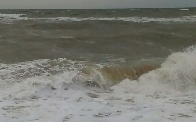 Азовское море не подпускает к себе отдыхающих (ФОТО) Фото № 1 Азовское море не подпускает к себе отдыхающих (ФОТО) Фото № 1