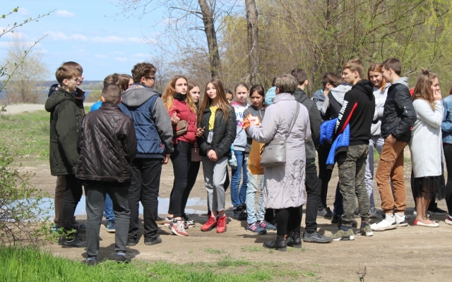 В Запорожье дети очищали берег Днепра (ФОТО) Фото № 1 В Запорожье дети очищали берег Днепра (ФОТО) Фото № 1