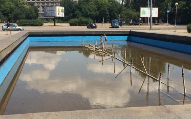 В Запорожье от жары спасаются в городских фонтанах (ФОТО, ВИДЕО) Фото № 3 В Запорожье от жары спасаются в городских фонтанах (ФОТО, ВИДЕО) Фото № 3