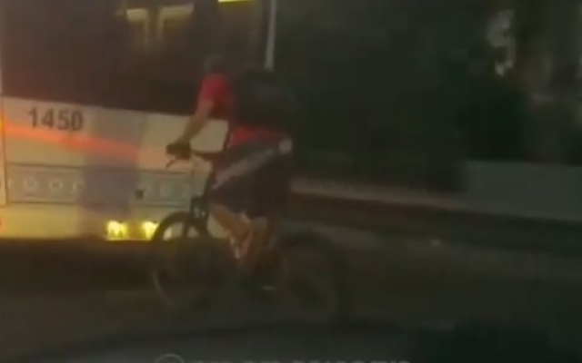 На дамбе велосипедист создал аварийную ситуацию (ВИДЕО) Фото № 0 На дамбе велосипедист создал аварийную ситуацию (ВИДЕО) Фото № 0
