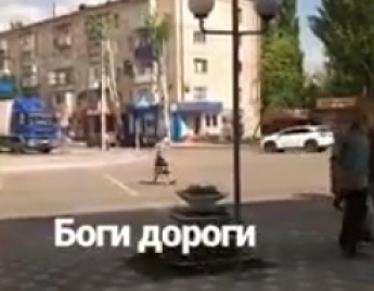 Вечно опаздывающие: Горожане перебегают дорогу на Вечно опаздывающие: Горожане перебегают дорогу на