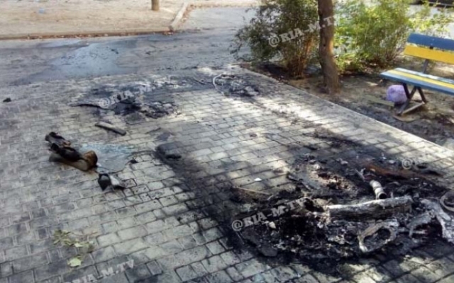 В Запорожской области около многоэтажки дотла сгорел В Запорожской области около многоэтажки дотла сгорел