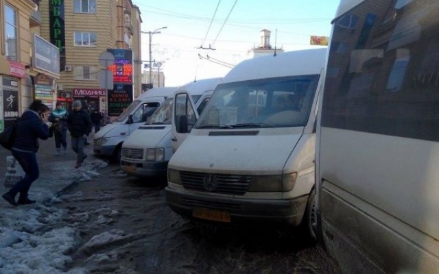 В городе ледовый коллапс: из-за наледи в центре сломалось две подряд маршрутки (ФОТО) Фото № 2 В городе ледовый коллапс: из-за наледи в центре сломалось две подряд маршрутки (ФОТО) Фото № 2