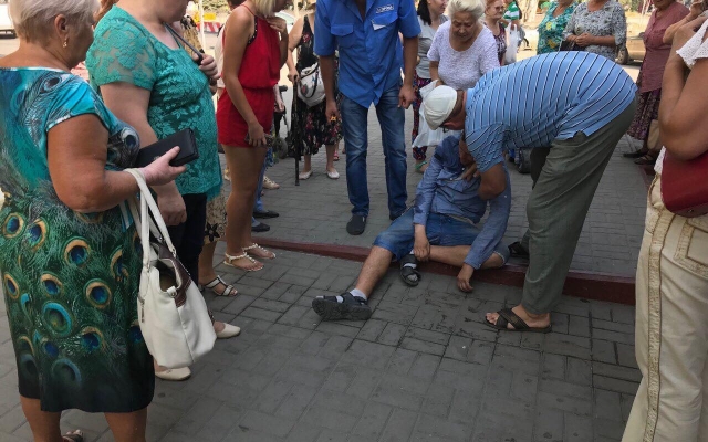 У входа в магазин лежал мужчина без сознания (ФОТО) Фото № 0 У входа в магазин лежал мужчина без сознания (ФОТО) Фото № 0
