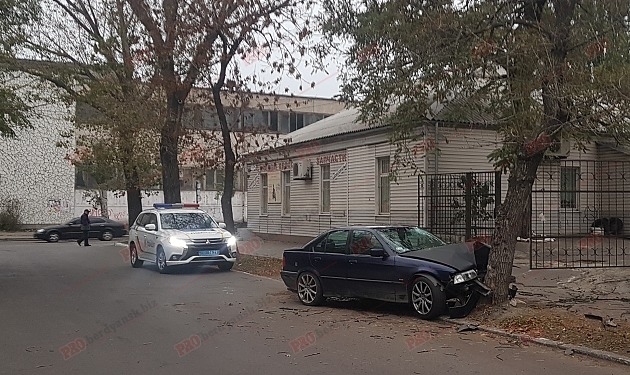 В Запорожской области авто на еврономерах влетело в дерево (ФОТО-ВИДЕО) Фото № 2 В Запорожской области авто на еврономерах влетело в дерево (ФОТО-ВИДЕО) Фото № 2