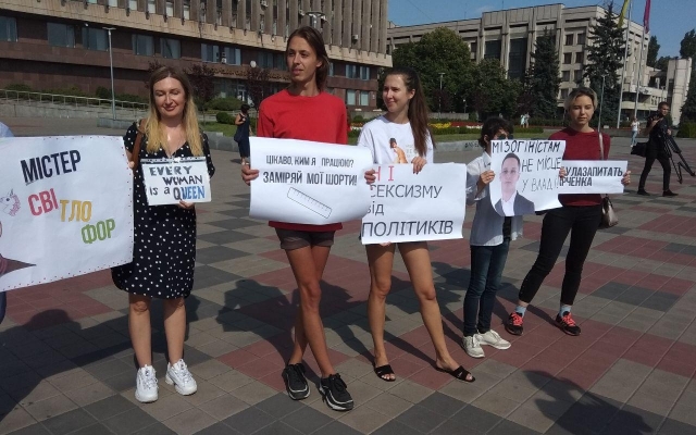 В Запорожье мужчины в платьях вышли на митинг (ФОТО) Фото № 1 В Запорожье мужчины в платьях вышли на митинг (ФОТО) Фото № 1