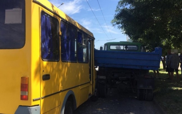 7 пострадавших: В Запорожье ДТП с участием маршрутки, полной пассажиров (ФОТО) Фото № 2 7 пострадавших: В Запорожье ДТП с участием маршрутки, полной пассажиров (ФОТО) Фото № 2