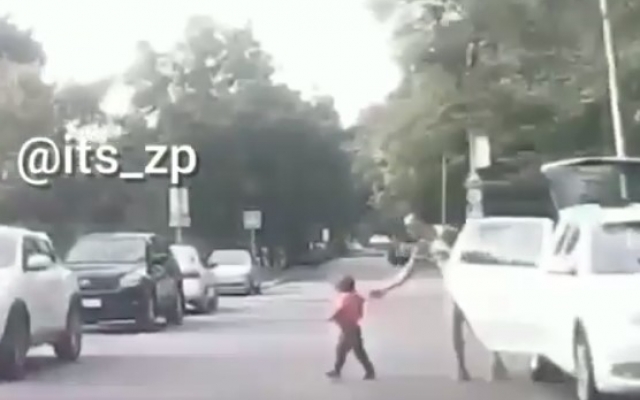 В Запорожье отец толкнул малыша прямиком под машину (ВИДЕО) Фото № 0 В Запорожье отец толкнул малыша прямиком под машину (ВИДЕО) Фото № 0