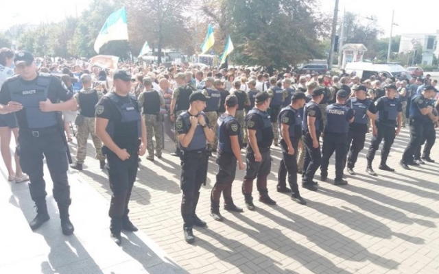 В центре города собрались сотни запорожцев: Дежурят десятки полицейских (ФОТО) Фото № 9 В центре города собрались сотни запорожцев: Дежурят десятки полицейских (ФОТО) Фото № 9