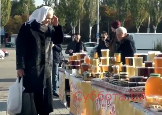 В Запорожье снова заметили современную бабушку на гироскутере: На этот раз у нее взяли интервью (ВИДЕО) Фото № 1 В Запорожье снова заметили современную бабушку на гироскутере: На этот раз у нее взяли интервью (ВИДЕО) Фото № 1