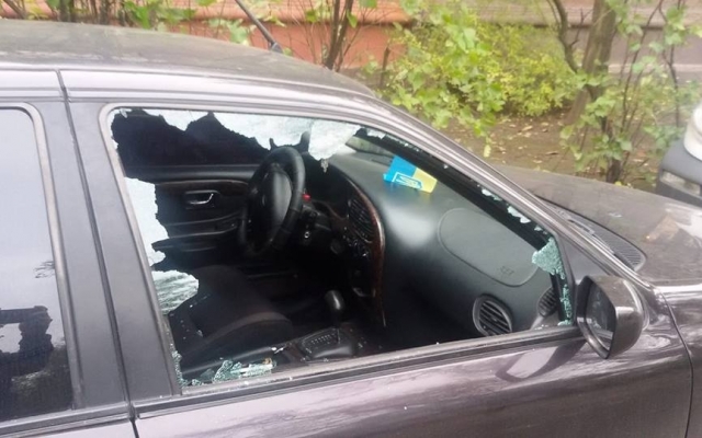 В Запорожье ищут злодея, который разбил чужое авто и порезал на нём колёса (ФОТО) Фото № 1 В Запорожье ищут злодея, который разбил чужое авто и порезал на нём колёса (ФОТО) Фото № 1