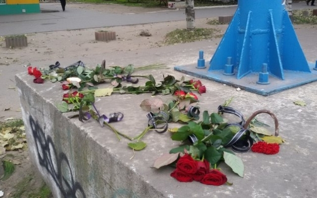 На месте перестрелки появились живые цветы Фото № 0 На месте перестрелки появились живые цветы Фото № 0