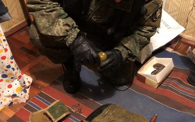 В квартире запорожца обнаружили целый арсенал оружия и боеприпасов (ВИДЕО) Фото № 0 В квартире запорожца обнаружили целый арсенал оружия и боеприпасов (ВИДЕО) Фото № 0