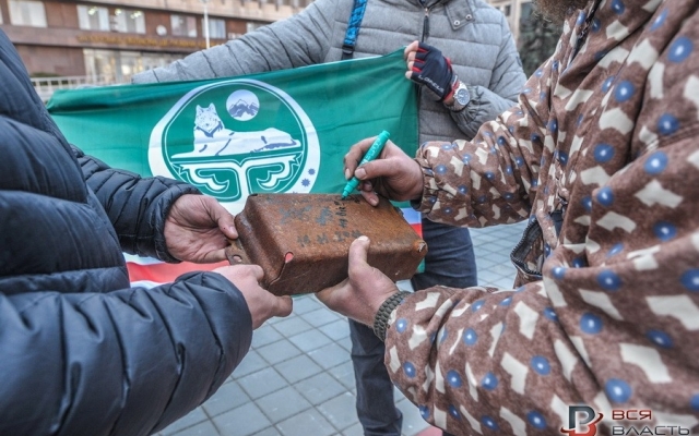 Перед областной администрацией возвышается железный трон Фото № 13 Перед областной администрацией возвышается железный трон Фото № 13